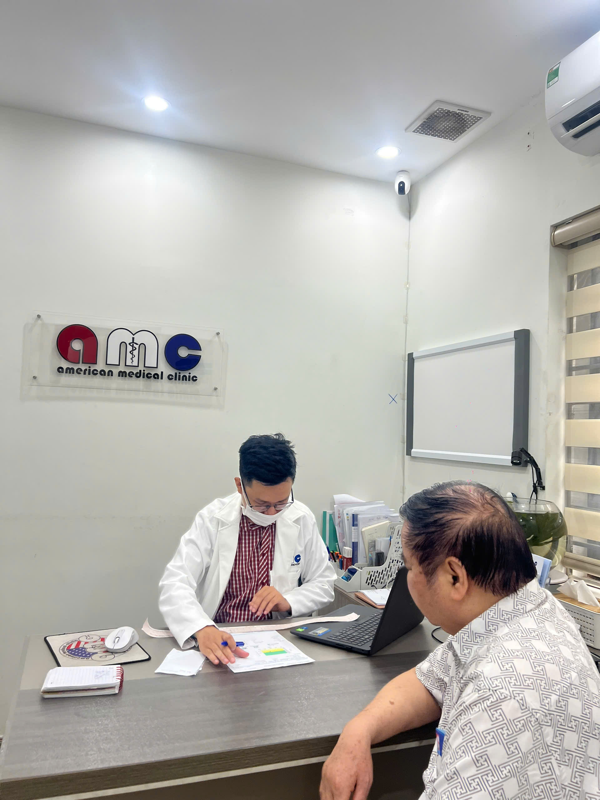 Logo và hoạt động Trạm Sức Khỏe AMC